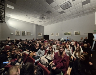 Klasa 1h w Wojewódzkiej i Miejskiej Bibliotece Publicznej im. Cypriana Norwida w Zielonej Górze